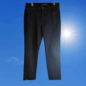 Gloria Vanderbilt 12 short Amanda jeans. Stretch. waist  36  inseam 28